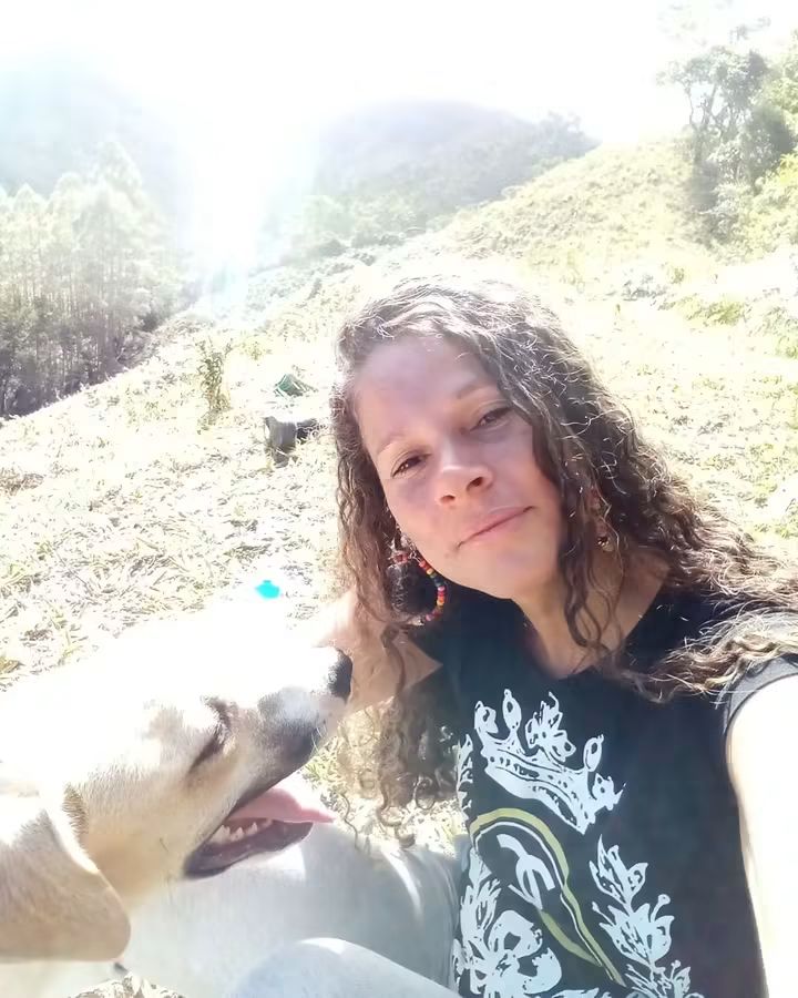 Míriam Carvalho ao ar livre com um cachorro